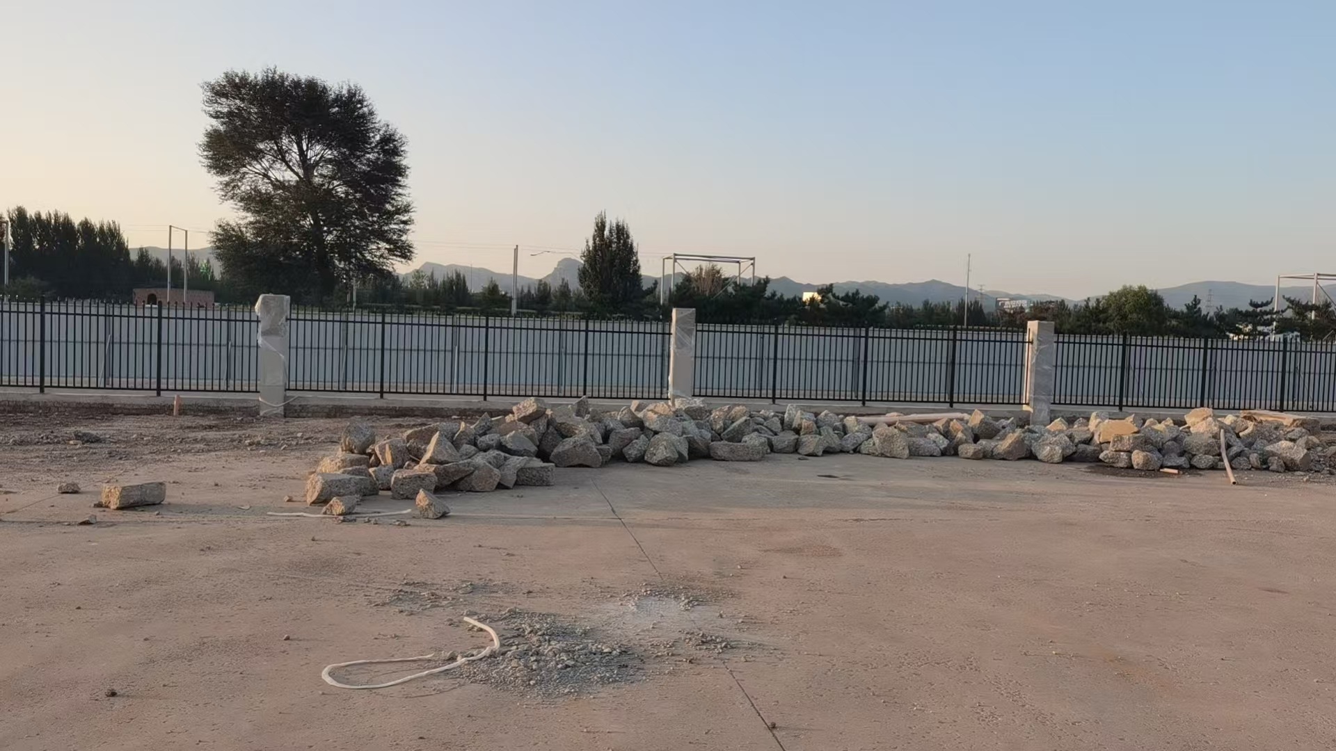 惱包物流園區鐵藝圍欄施工中